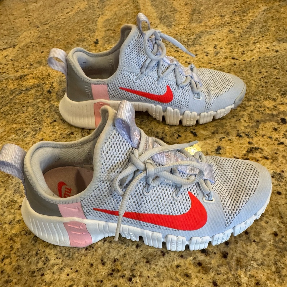 Great used condition Nike Metcon gray and pink size 8 ladies
